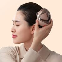 Giao mùa và những cơn đau đầu, mất ngủ – Giải pháp từ máy massage đầu Breo