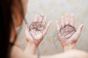 Rụng tóc sau sinh: Massage da đầu có giúp tóc mọc lại nhanh hơn không? 14 rung toc sau sinh massage da dau co giup toc moc lai nhanh hon khong 7