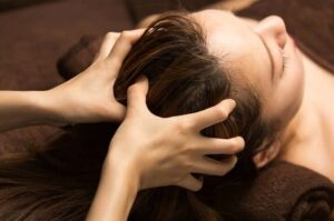 Rụng tóc sau sinh: Massage da đầu có giúp tóc mọc lại nhanh hơn không? 15 rung toc sau sinh massage da dau co giup toc moc lai nhanh hon khong 8
