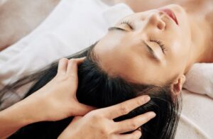 Rụng tóc sau sinh: Massage da đầu có giúp tóc mọc lại nhanh hơn không? 16 rung toc sau sinh massage da dau co giup toc moc lai nhanh hon khong 9